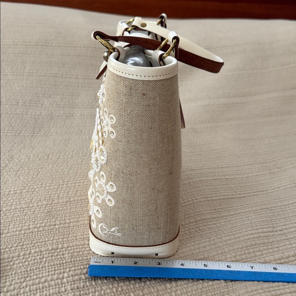 Enid Collin’s “Humdinger” Tote Bag in Cream and White - Picture 5 of 12